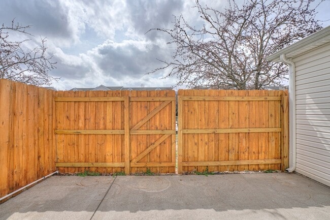 Building Photo - 415 Arapaho Dr