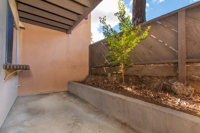 Building Photo - Private 2-bed/2-bath, Corner Location Cond...