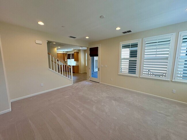 Building Photo - Spacious 4-Bedroom Townhouse