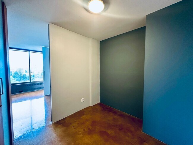 Building Photo - Live in the Heart of Oakland at Lake Merritt! Corner 1bd w/stunning views, pool