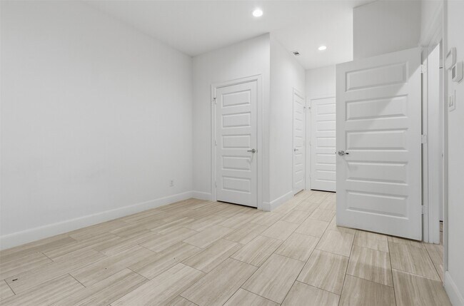 Building Photo - 2709 Clinton Dr