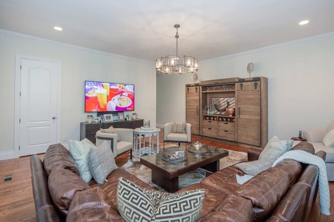 Building Photo - 6 Old School House Ln