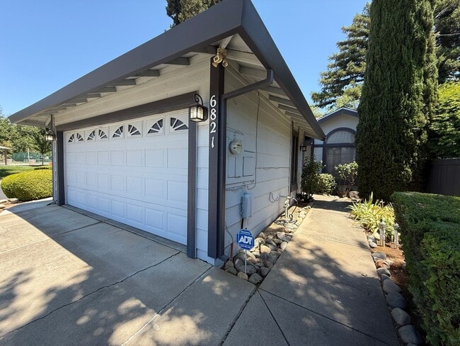 Building Photo - Get $400 Off Your 1st Month's Rent