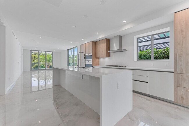 Building Photo - 485 E Royal Palm Rd