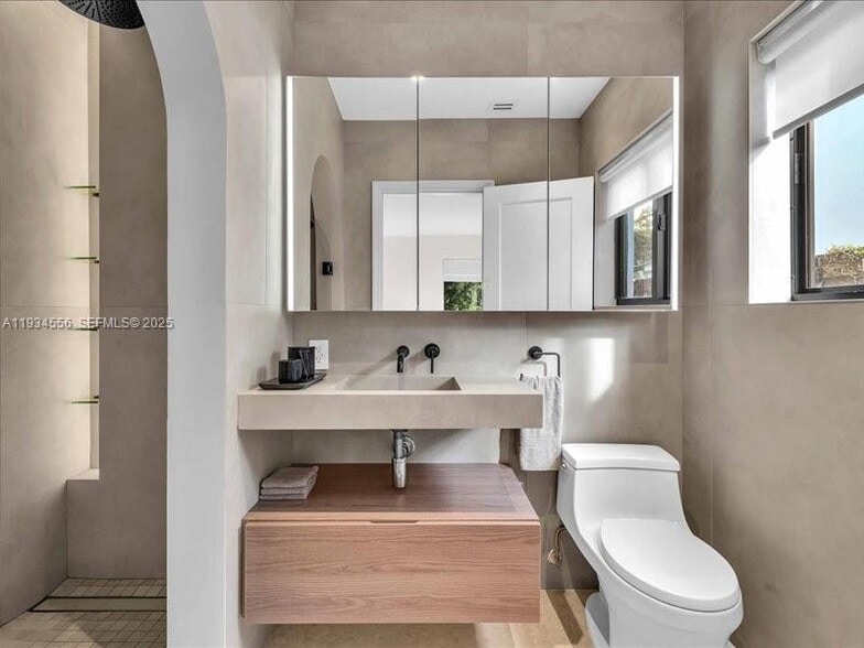 Building Photo - 920 W 47th Ct