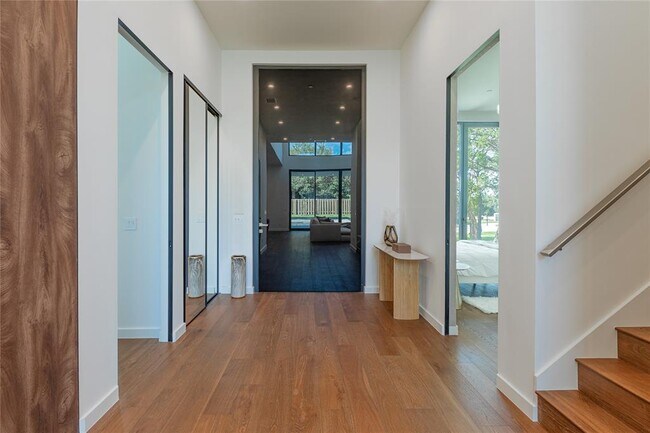 Building Photo - 614 Robin Dale Dr
