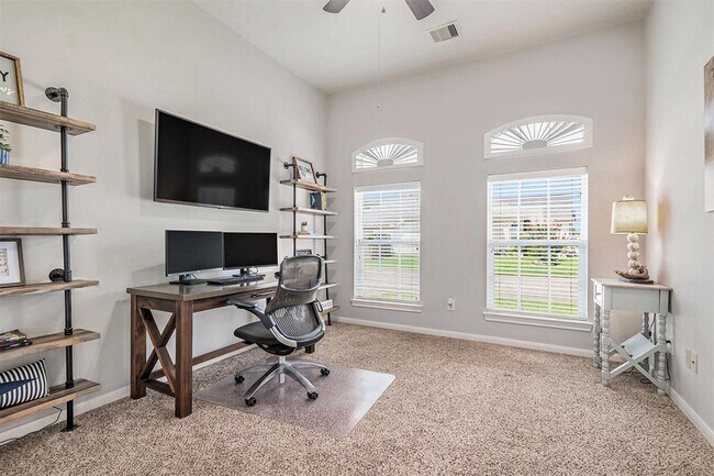 Building Photo - 12107 Lakewood Villa Dr
