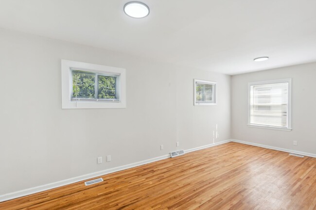 Building Photo - Newly Remodeled 3 Bed, 1.5 Bath with Basem...