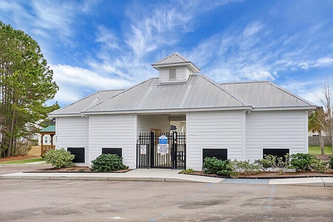 Building Photo - 3 bedrooms, 2.5 bathrooms  2-car garage in...