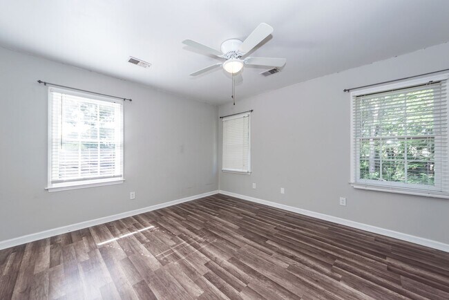 Building Photo - 4 Bedroom, 2.5 Bathroom Home in Tall Pines...