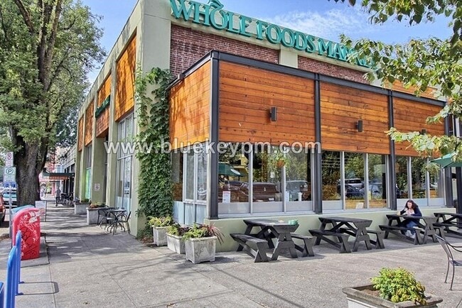 Building Photo - 2 Bed, 2 Bath Unit in Laurelhurst in Beautiful Tri Plex