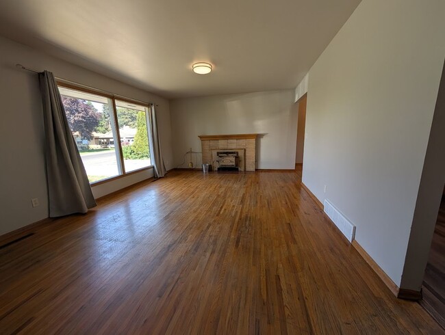 Building Photo - Charming 3 bedroom 1.5 bath Orchards house