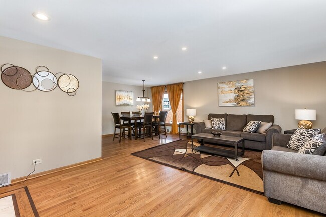 Building Photo - 336 N Walnut St