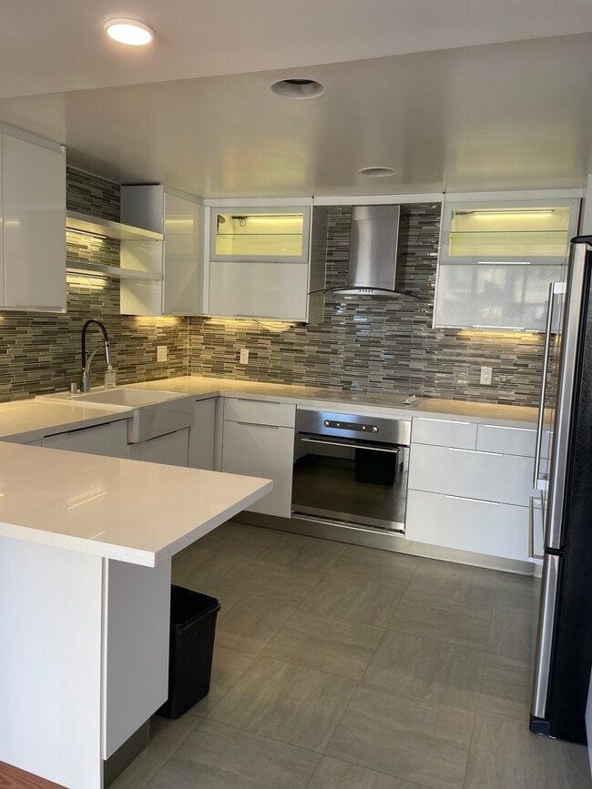 Building Photo - 2170 Century Park E