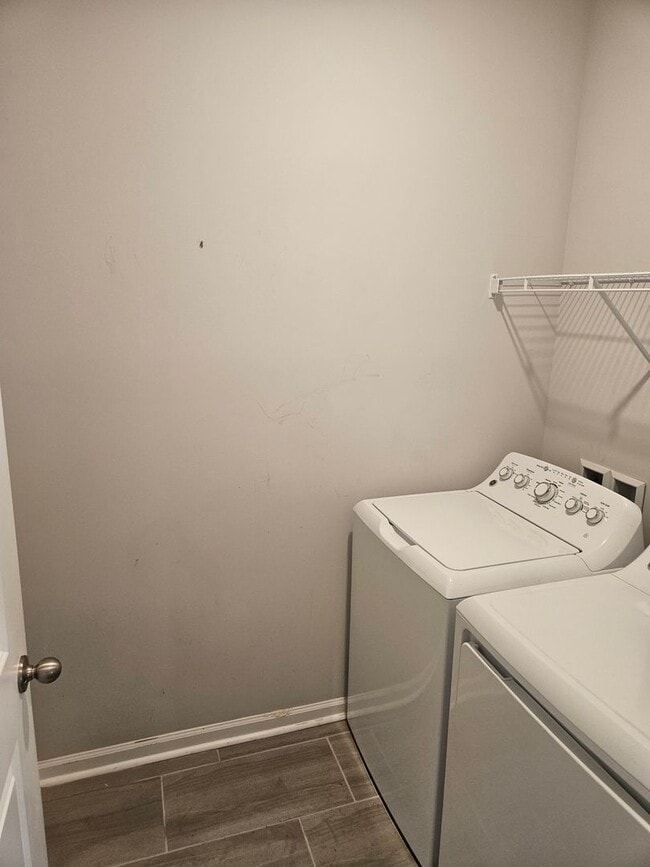 Building Photo - 3 Bedroom, 2 Bath home.