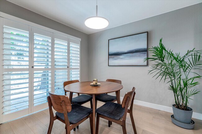Building Photo - Hamilton Place Townhome