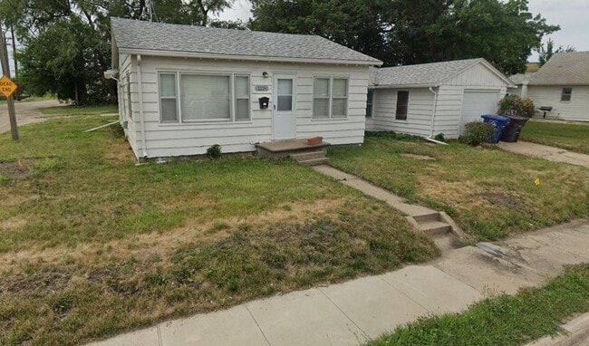 Building Photo - 3 Bedroom Home with Huge Detached Garage!