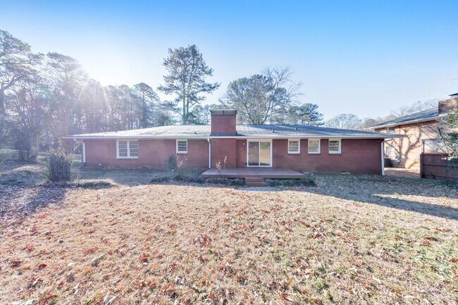 Building Photo - 909 Rosedale Dr