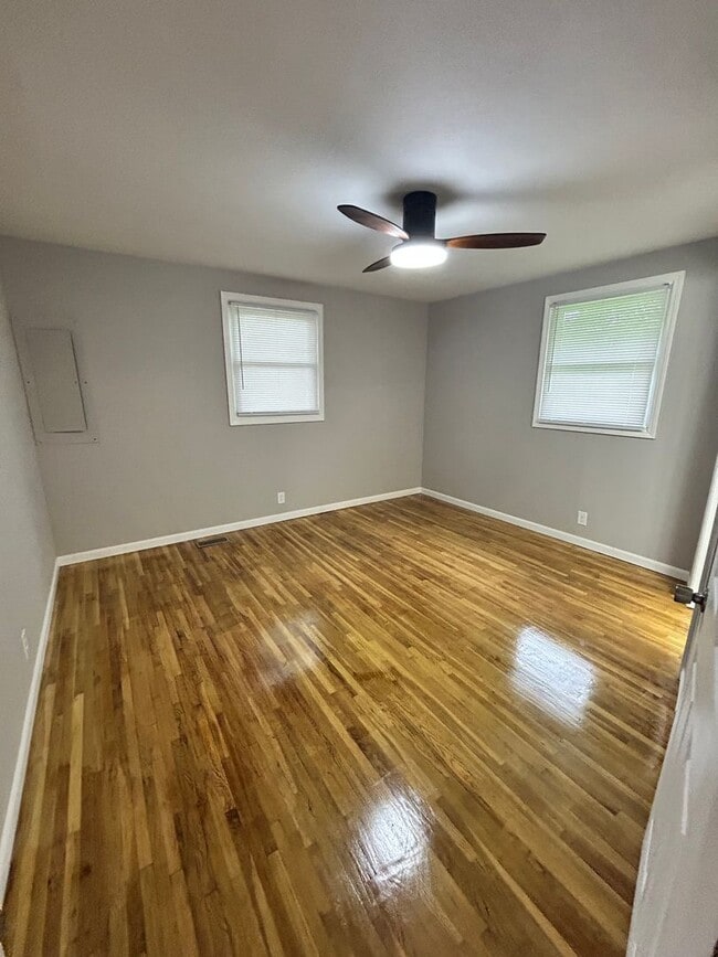 Building Photo - Three Bedroom Two Bath Home