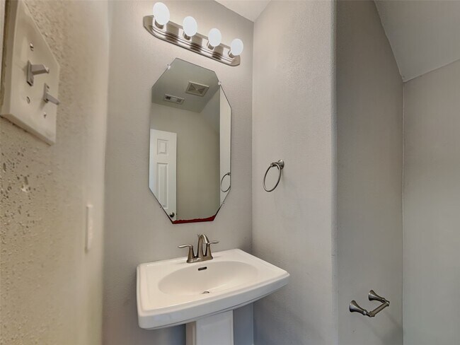 Building Photo - 21711 Falcongate Ct