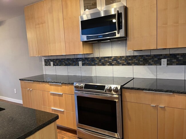 Building Photo - Updated Townhome Louisville- Perfect commuting location