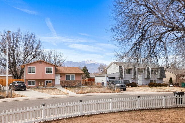 Building Photo - 2525 Nadine Dr