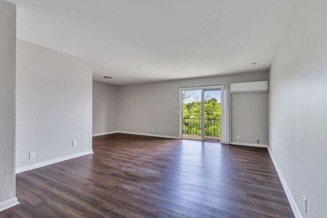 Building Photo - 2 Bedroom Unit was recently renovated.  Live walking distance from the downtown square or steps f...