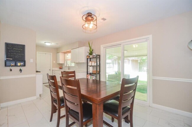 Building Photo - 2318 Bron Holly Dr