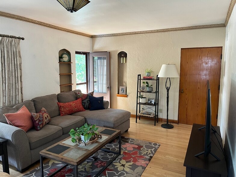 Living Room - 3508 S Pine Ave