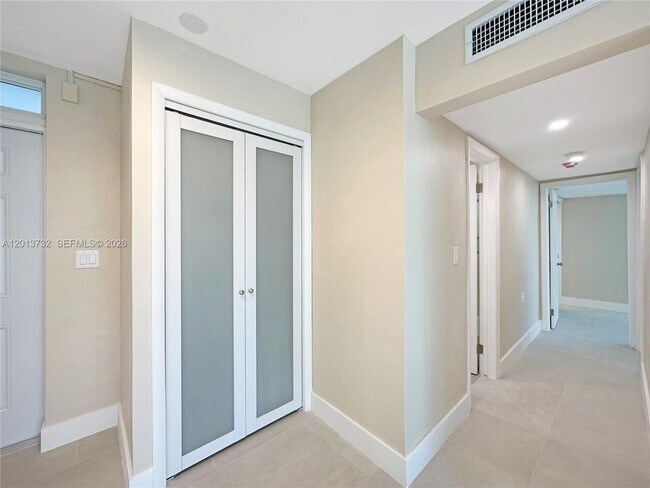 Building Photo - 1145 Normandy Dr