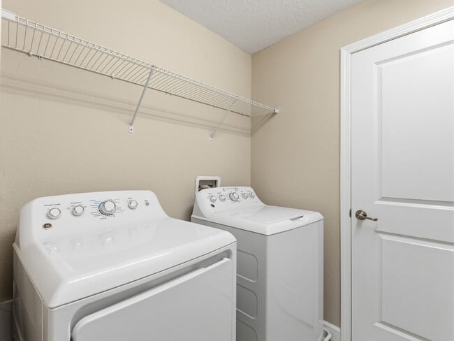 Building Photo - Stunning 3 BR + LOFT/2.5 BA /2-Car Garage townhome in the highly desirable GATED community of Hid...