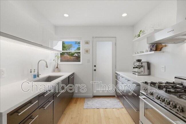 Building Photo - 7126 Roosevelt Ave