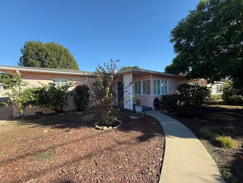 Building Photo - 8552 Woodley Ave