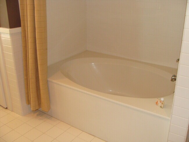 Building Photo - 3 bedroom 2 bath furnished condo