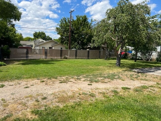 Building Photo - Centrally Located 2 Bed With Washer/Dryer Hookups