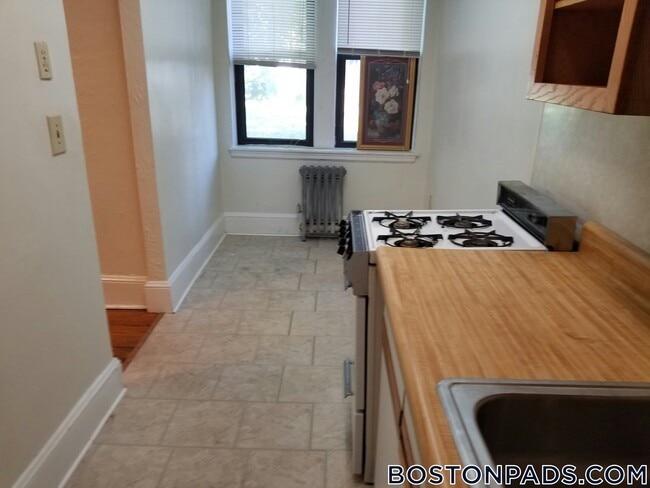 Building Photo - 53 Fellsway W