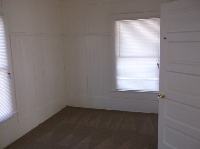 Building Photo - Cute 2 Bedroom/1 Bath in Good Condition