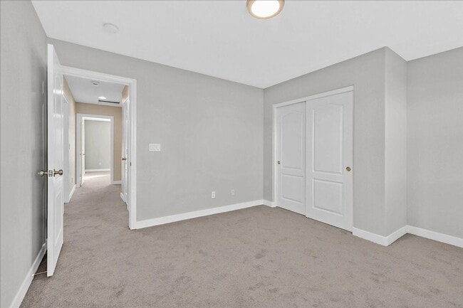 Building Photo - Great 4 bedroom home with a spacious kitchen in a great location!