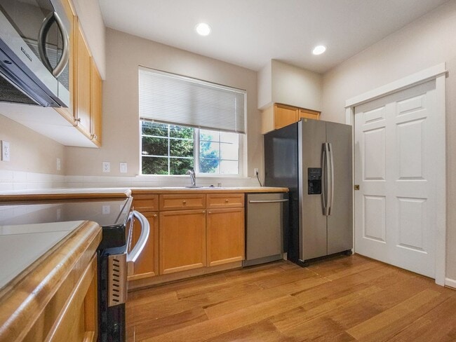 Building Photo - Comfortable 3-Bed End Unit Townhome Near F...