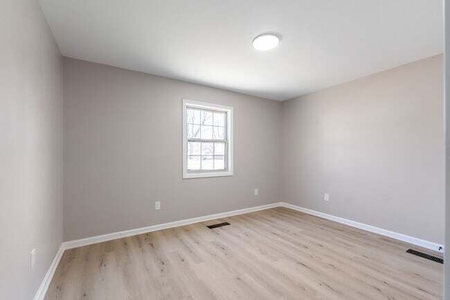 Building Photo - 957 Exeter Rd