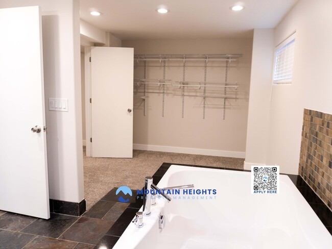 Building Photo - 8589 Kings Hill Dr