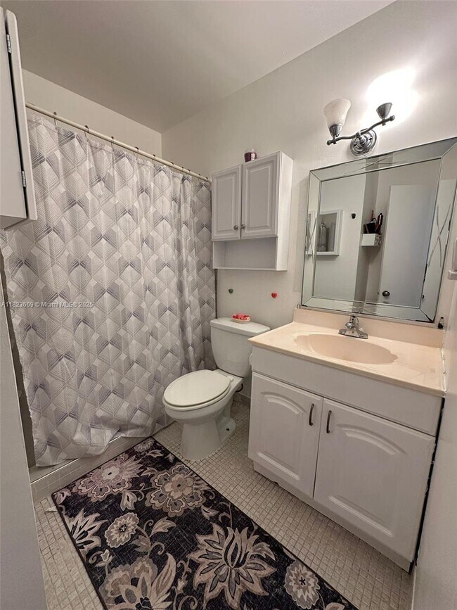 Building Photo - 13846 Kendale Lakes Dr