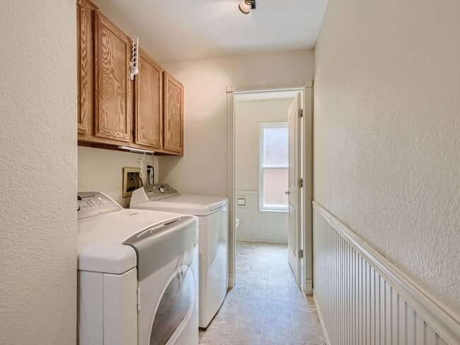 Building Photo - Charming 4 Bedroom 2.5 Bath in Lakewood!