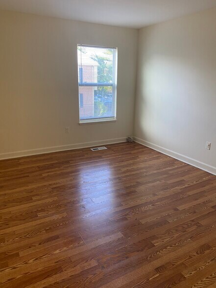 Building Photo - 567 W Diamond Ave