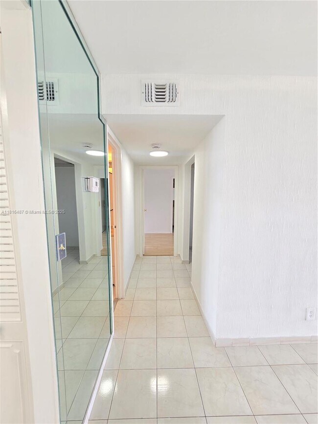 Building Photo - 1000 Parkview Dr