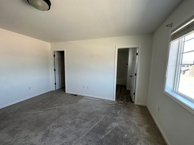 Building Photo - 745 Cathy Dr W
