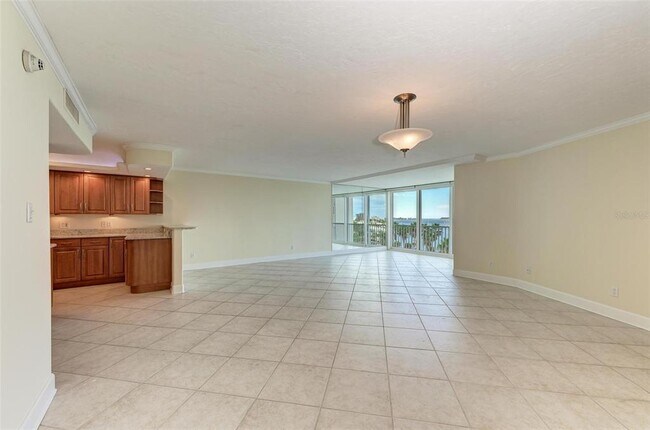 Building Photo - 435 S Gulfstream Ave