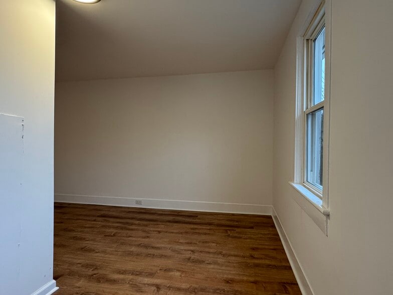 Building Photo - 16 Sycamore St