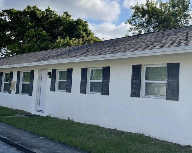 Building Photo - Vero Beach 2 Bedroom 1 Bath