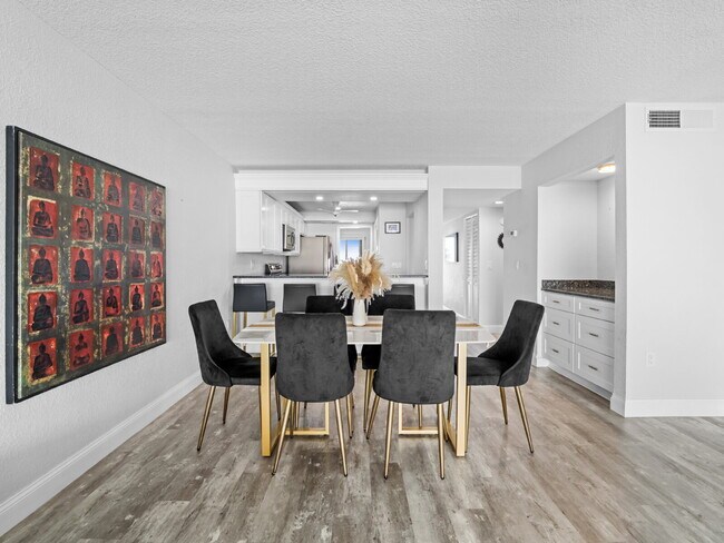 Building Photo - Four Seasons River Front Condo